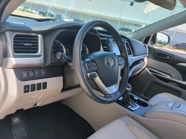 Used 2019 Toyota Highlander Plus FWD image 10