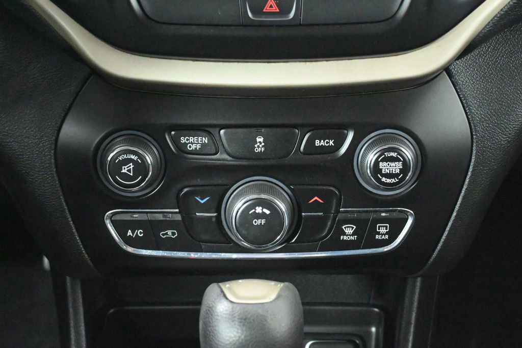 Used 2016 Jeep Cherokee Latitude w/ Cold Weather Group image 23