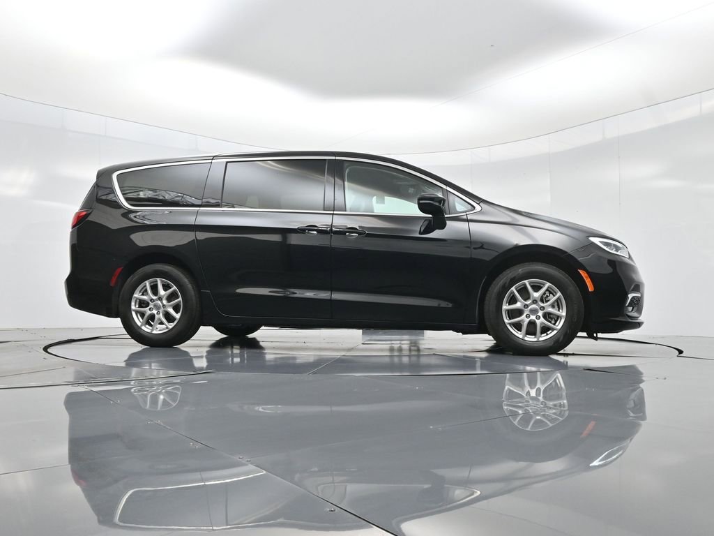 Used 2024 Chrysler Pacifica Touring-L image 47