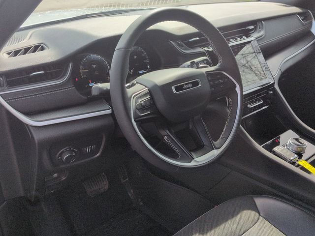 Used 2025 Jeep Grand Cherokee L Laredo image 12