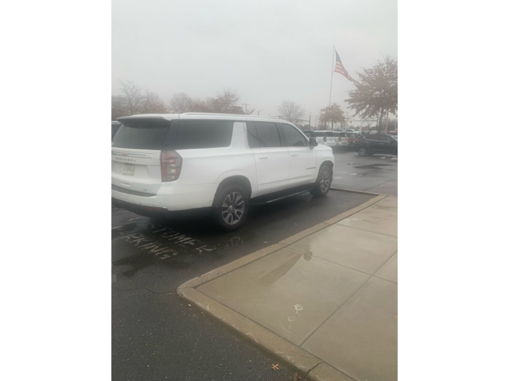 Used 2022 Chevrolet Suburban LT w/ Luxury Package image 5