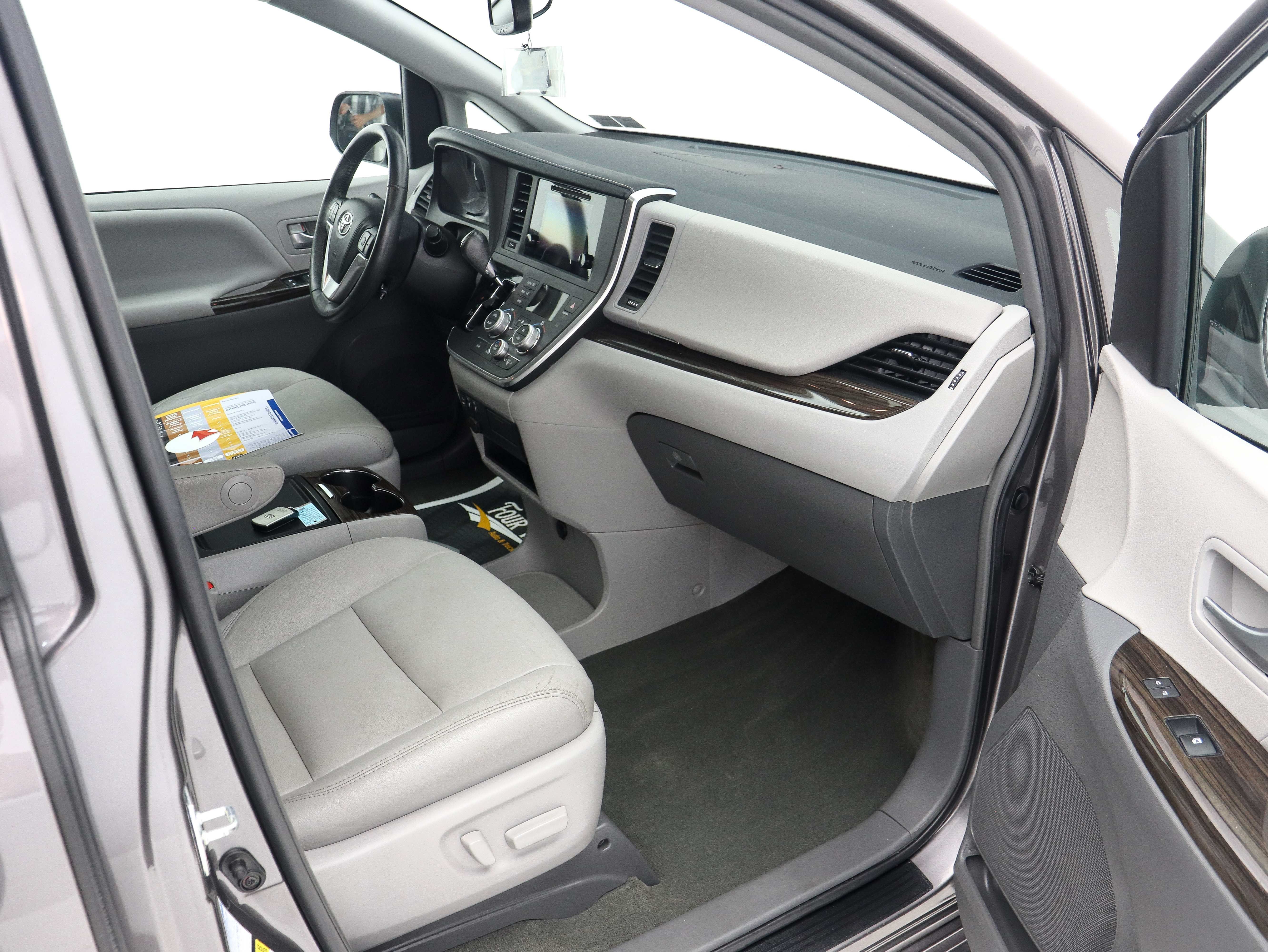 Used 2017 Toyota Sienna XLE AWD/4WD image 17