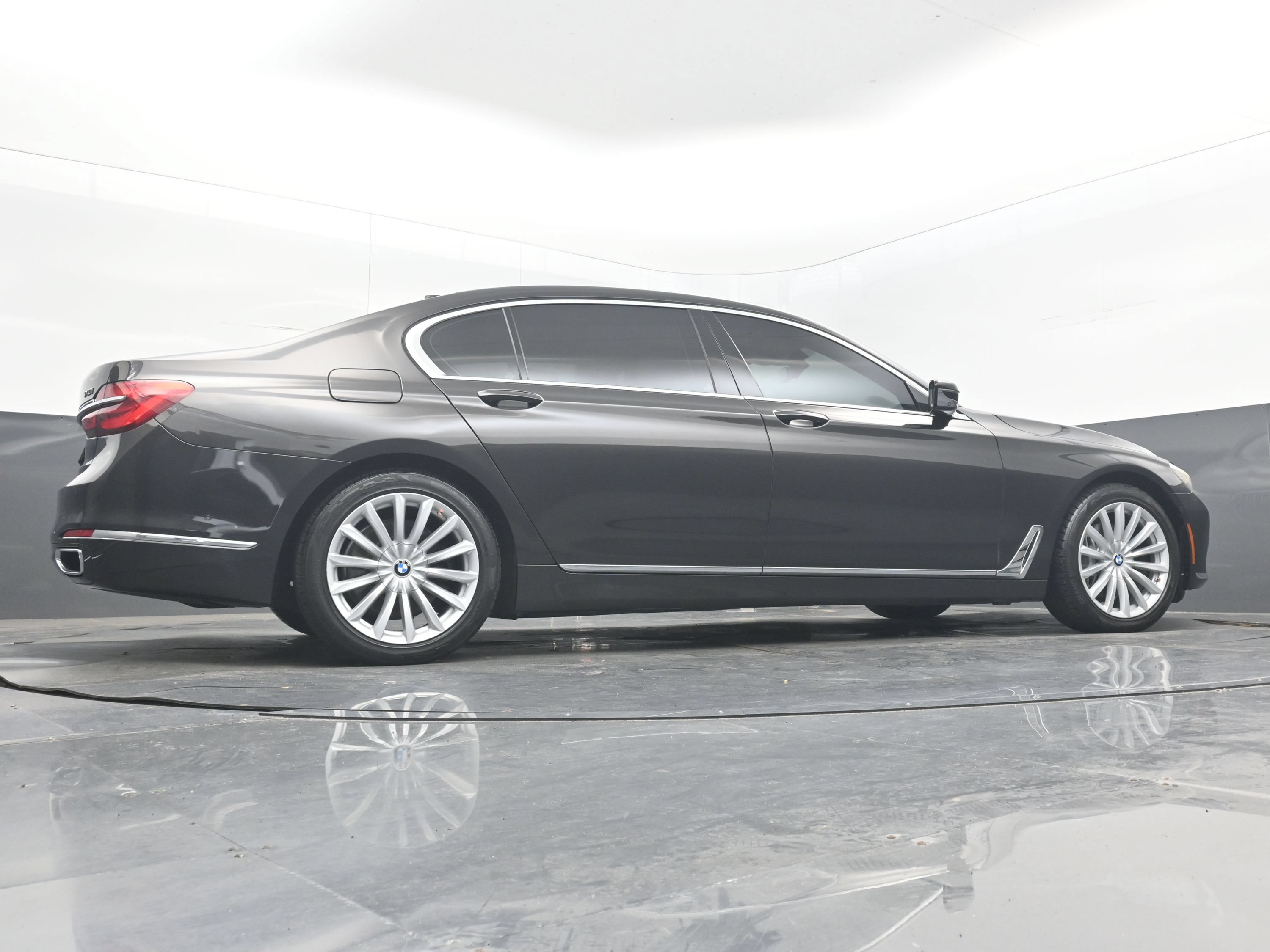 Used 2017 BMW 740i xDrive AWD/4WD image 22