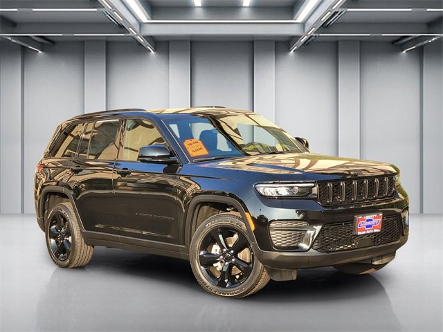 Used 2025 Jeep Grand Cherokee Altitude image 1