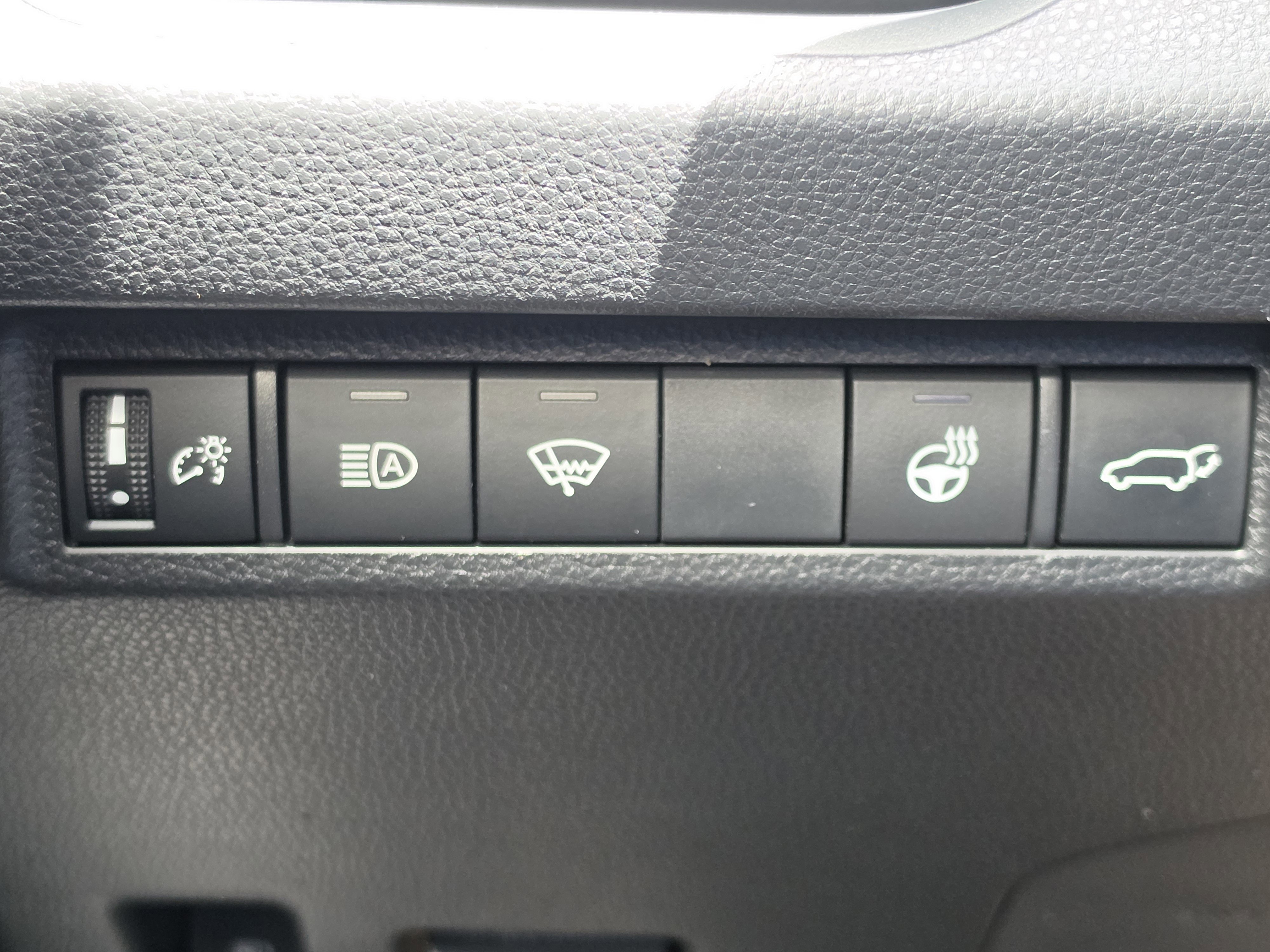 Used 2022 Toyota RAV4 XLE Premium AWD/4WD image 16