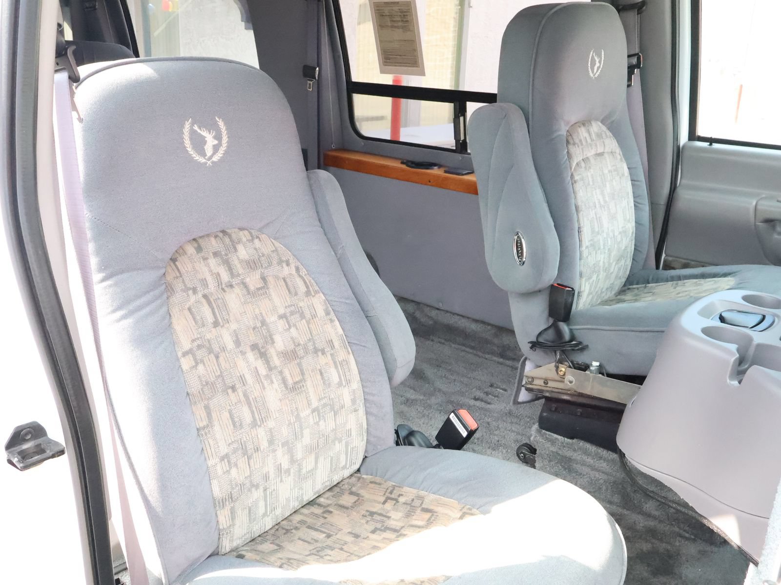 Used 2000 Ford E-150 and Econoline 150 RWD image 43