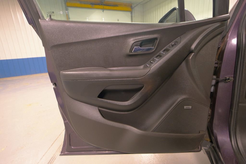Used 2016 Chevrolet Trax LT w/ LT Sun and Sound Package image 23