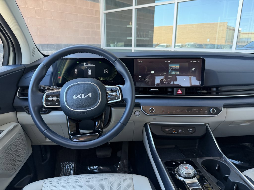 Used 2025 Kia Carnival EX image 16