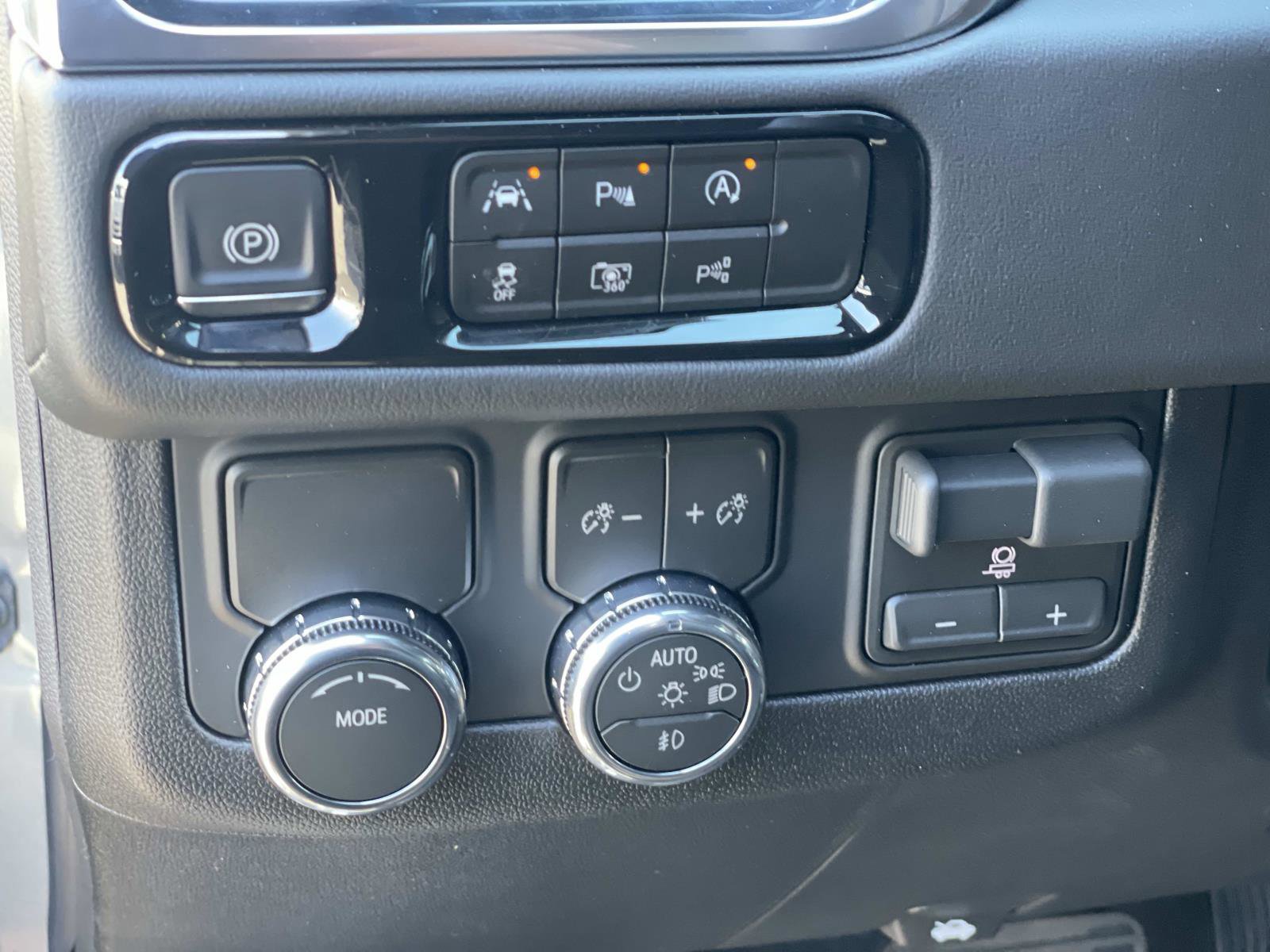 New 2026 GMC Yukon XL Elevation w/ Elevation Premium Package image 18