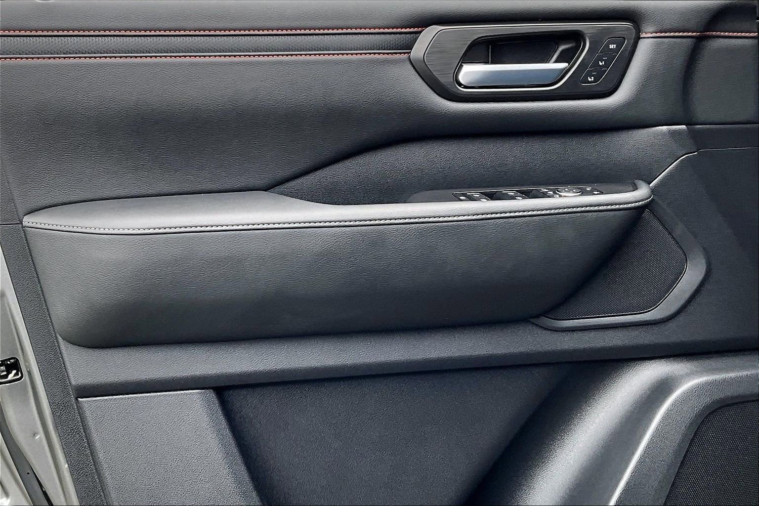 Used 2025 Nissan Armada PRO-4X w/ Pro-4X Premium Package image 19