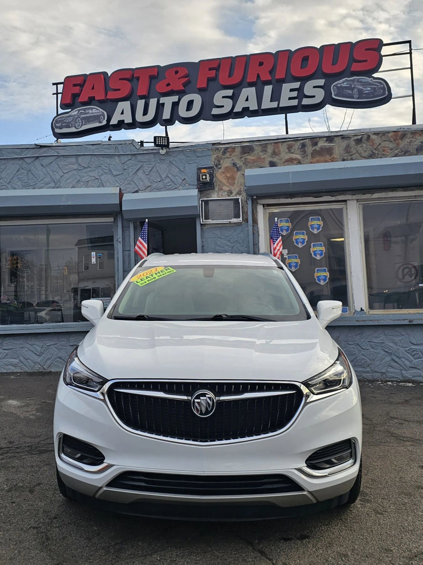 Used 2021 Buick Enclave Essence image 1