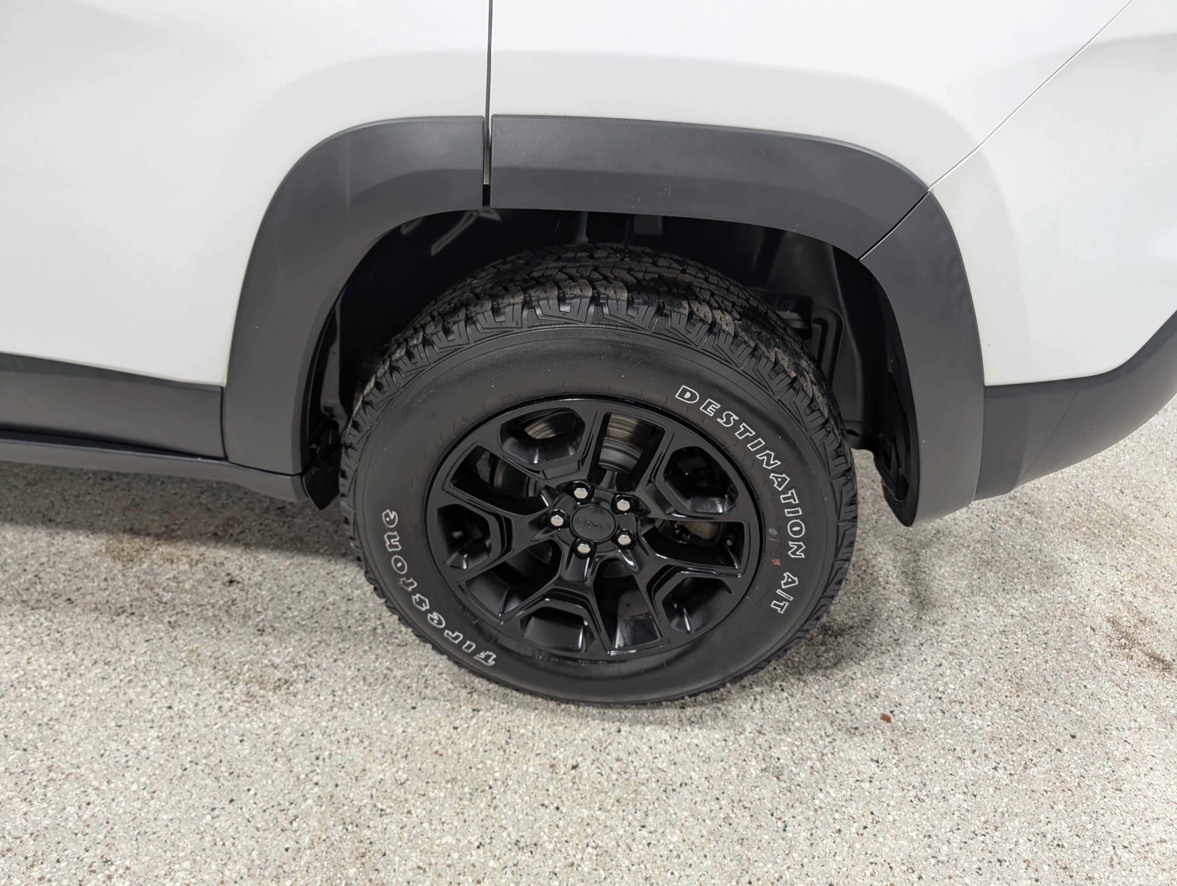 Used 2020 Jeep Cherokee Trailhawk w/ Comfort/Convenience Group AWD/4WD image 11