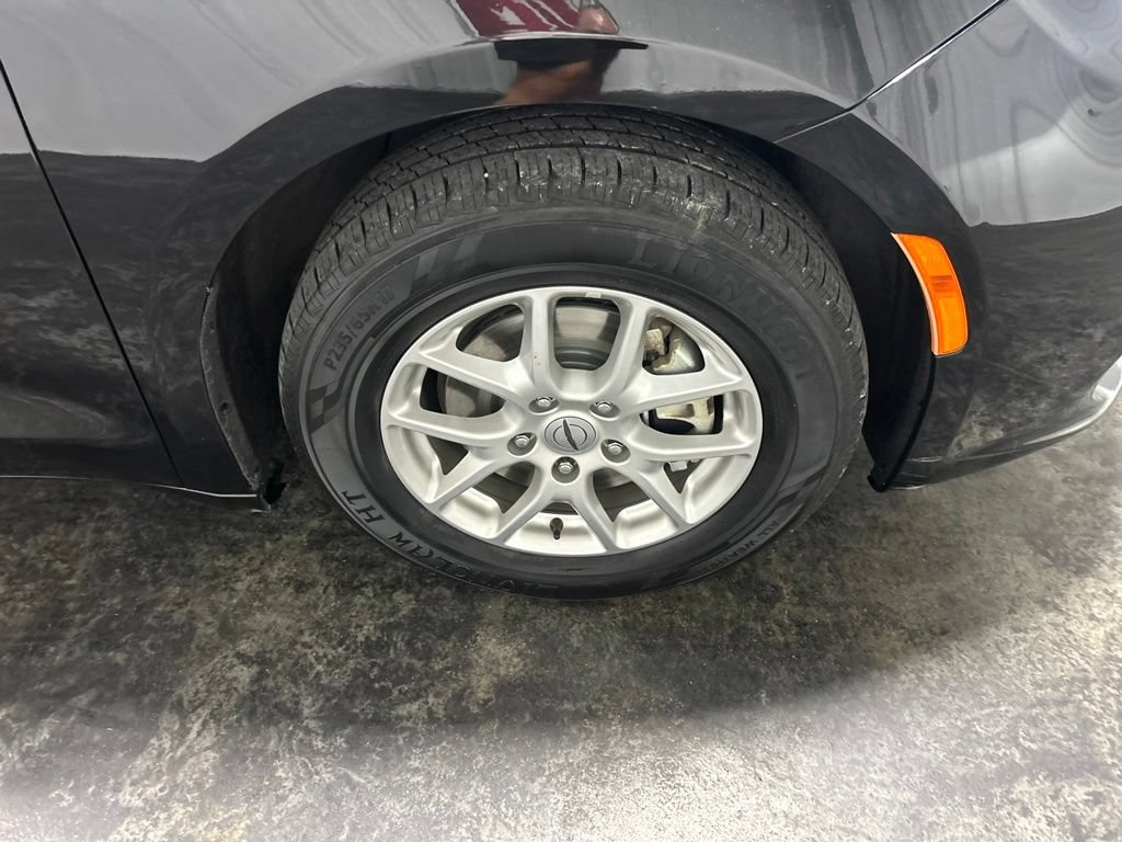 Used 2024 Chrysler Pacifica Touring-L FWD image 9
