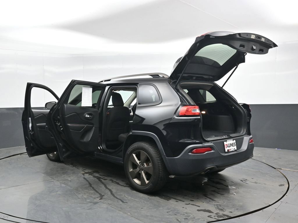 Used 2017 Jeep Cherokee Latitude w/ Cold Weather Group AWD/4WD image 50