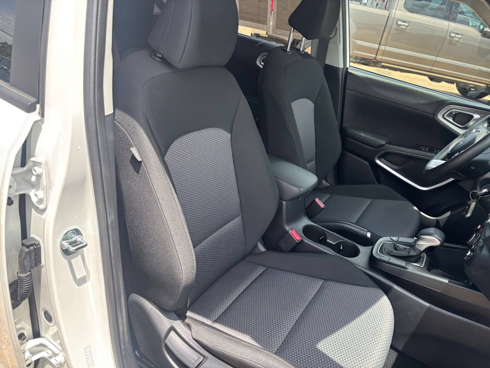 Used 2025 Kia Soul LX w/ LX Technology Package FWD image 34
