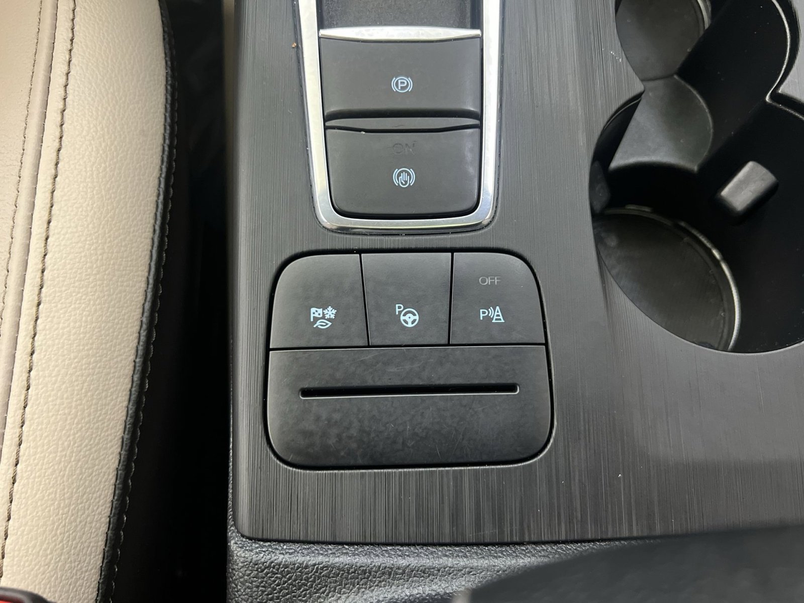 Used 2020 Ford Escape Titanium image 33