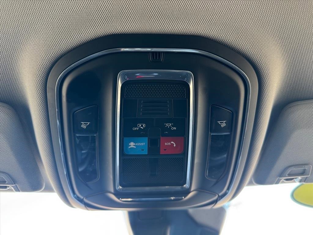 Used 2024 Jeep Grand Cherokee Laredo image 18