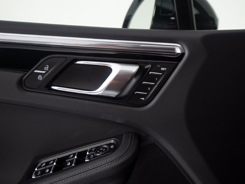 Certified 2026 Porsche Macan AWD/4WD image 20