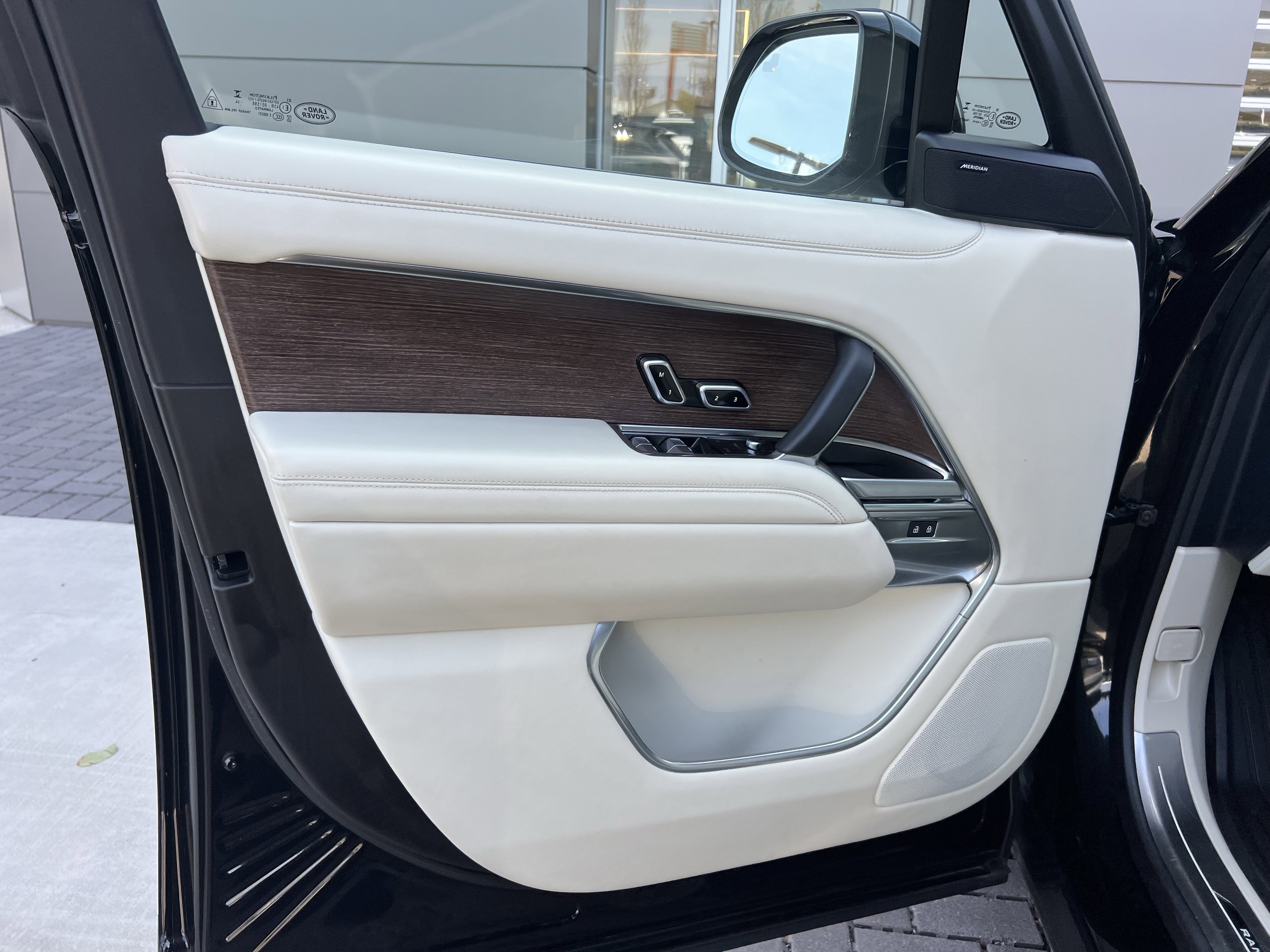 Certified 2025 Land Rover Range Rover Long Wheelbase SE image 12