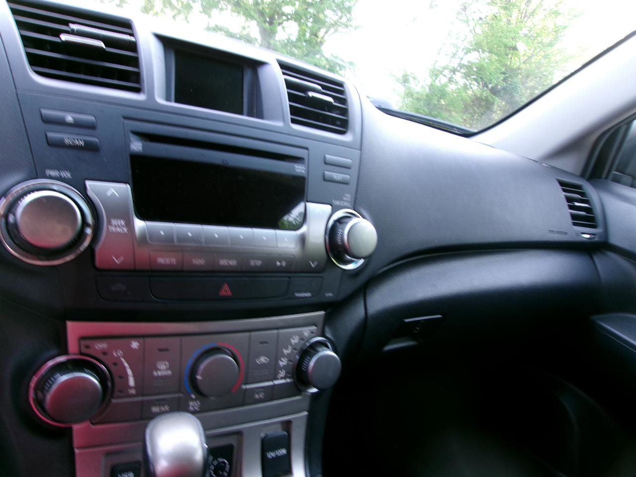 Used 2011 Toyota Highlander SE w/ Tow Pkg AWD/4WD image 13