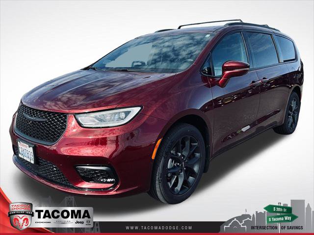 Certified 2021 Chrysler Pacifica Touring-L w/ Uconnect Theater Family Group