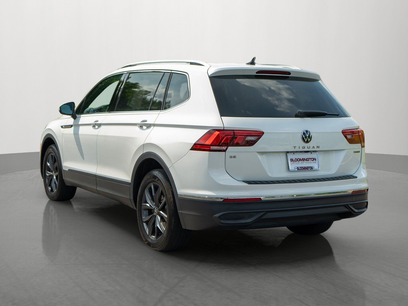 Used 2023 Volkswagen Tiguan SE w/ Panoramic Sunroof Package AWD/4WD image 5