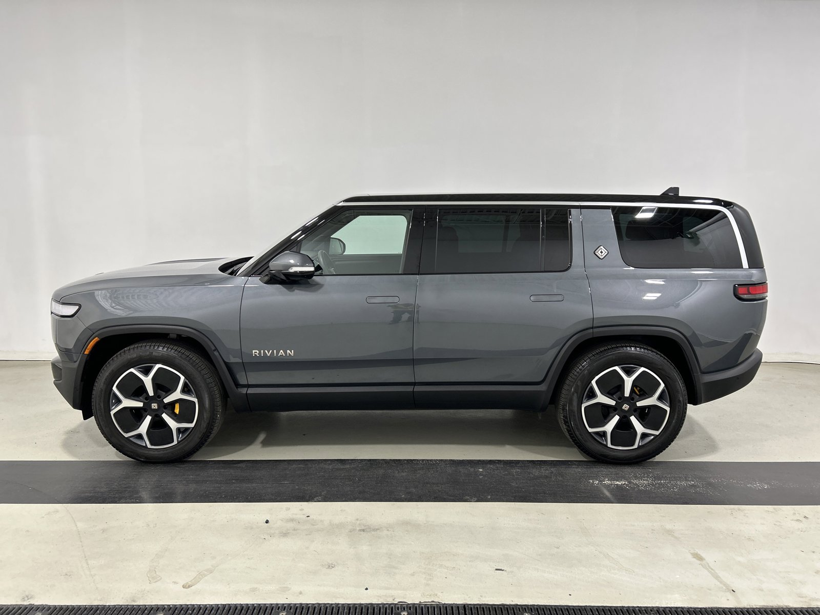 Used 2024 Rivian R1S Adventure image 2