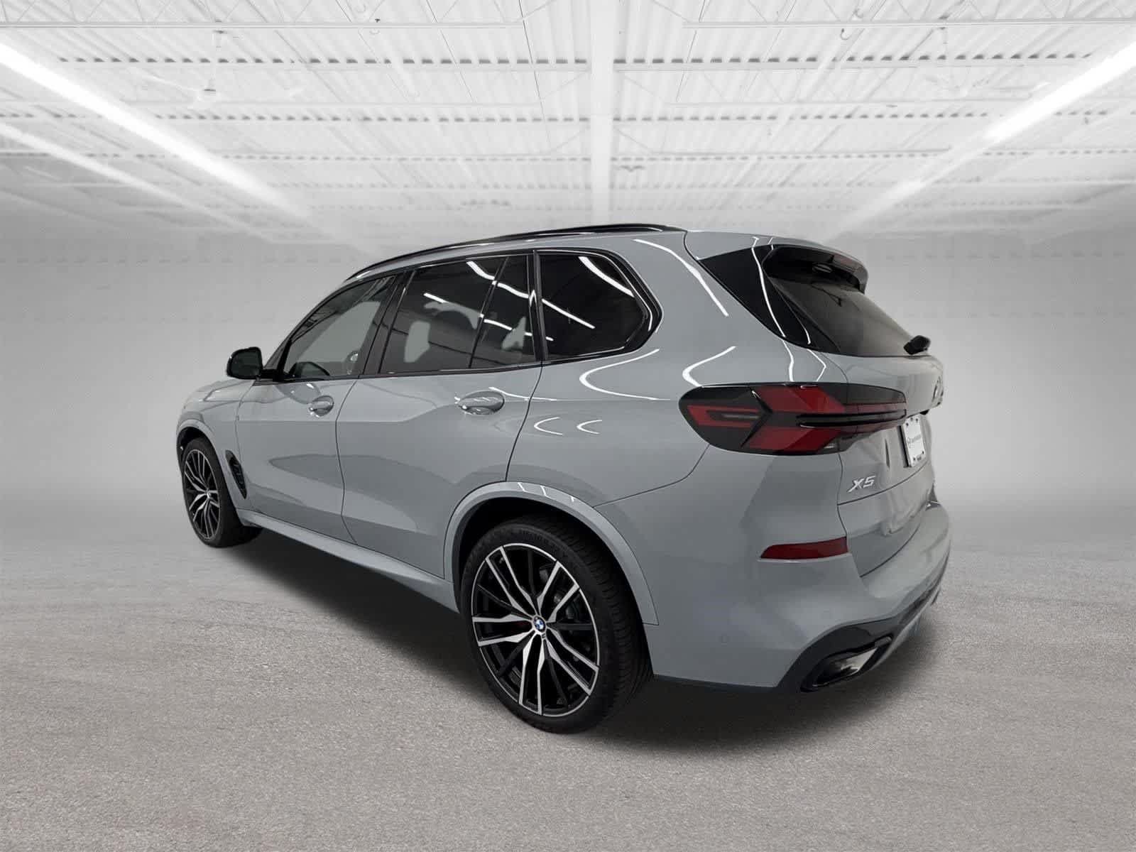 Used 2024 BMW X5 xDrive40i w/ M Sport Package AWD/4WD image 3