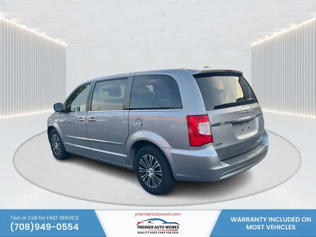Used 2014 Chrysler Town & Country S FWD image 7
