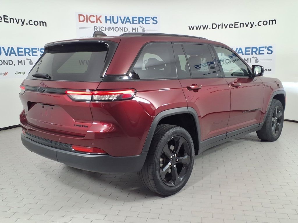 Used 2023 Jeep Grand Cherokee Limited w/ Black Appearance Package AWD/4WD image 4