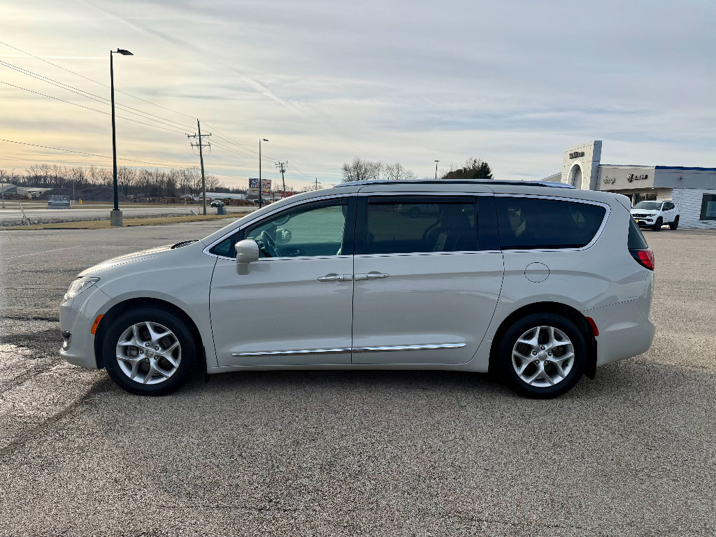 Used 2019 Chrysler Pacifica Touring-L Plus w/ Tire & Wheel Group image 1