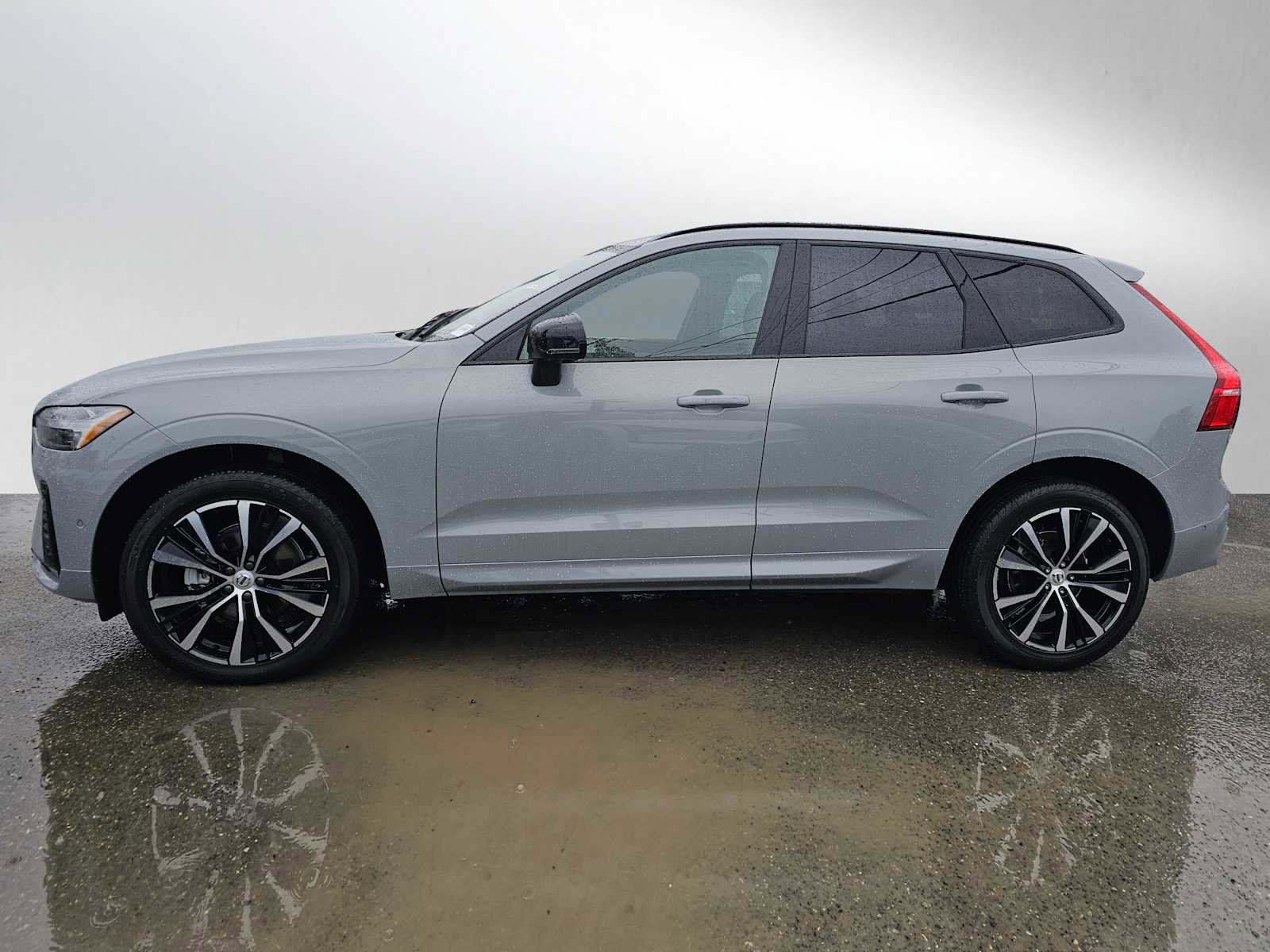 Certified 2025 Volvo XC60 B5 Plus image 6