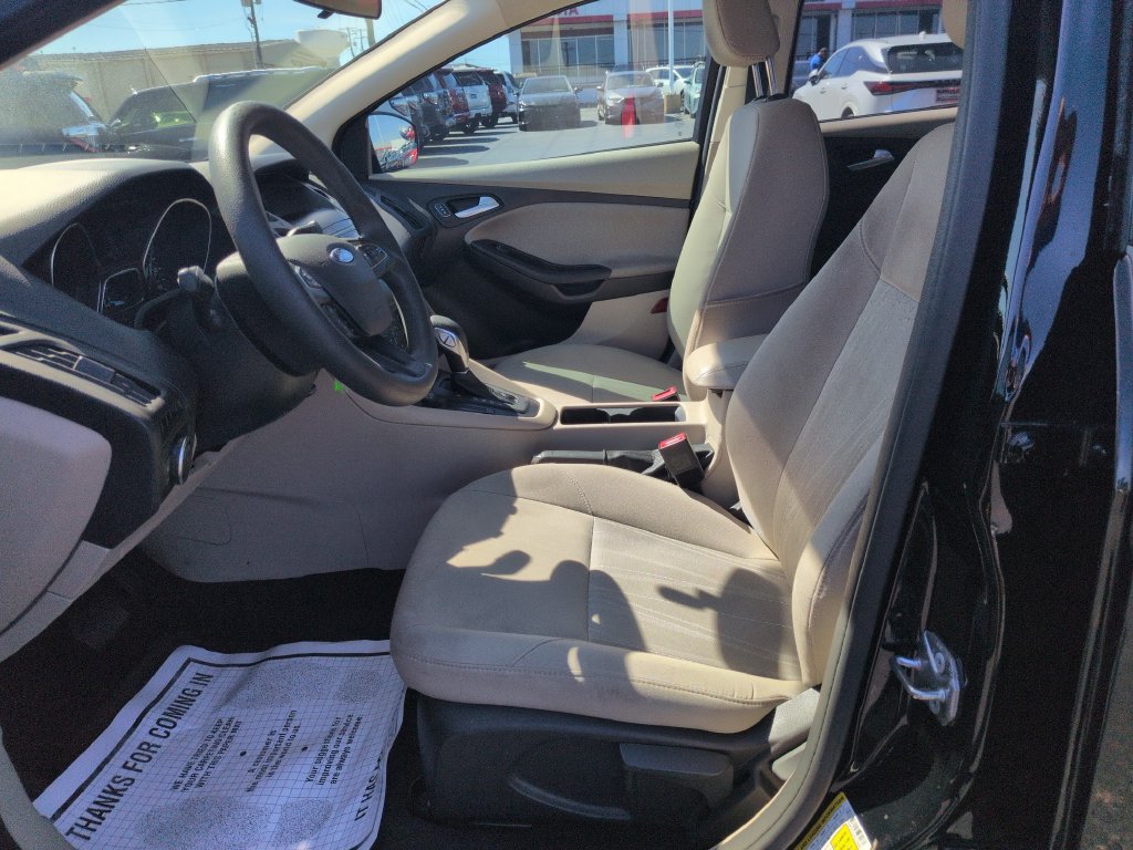 Used 2018 Ford Focus SE w/ SE Appearance Package FWD image 10