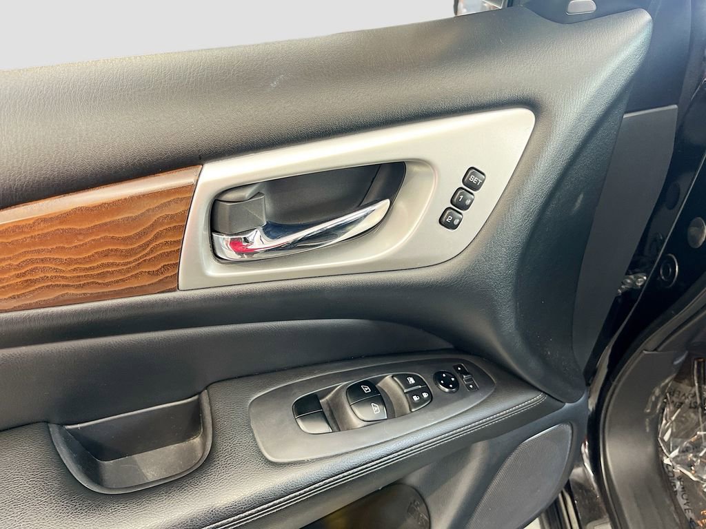 Used 2020 Nissan Pathfinder Platinum FWD image 18