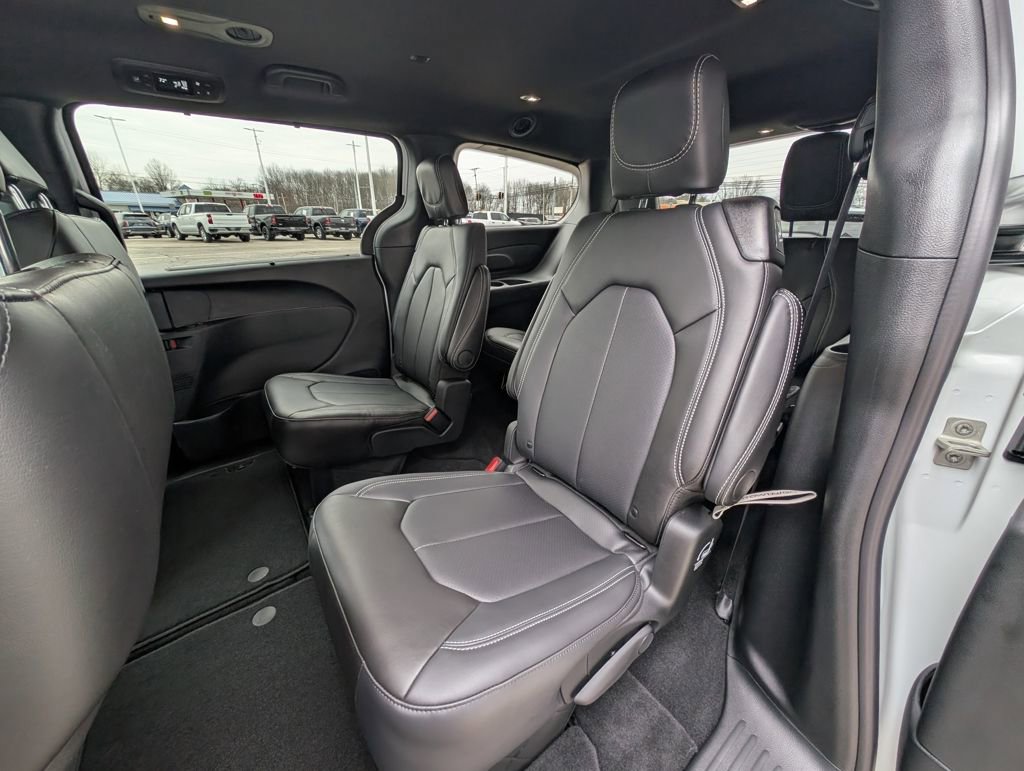 New 2026 Chrysler Pacifica Select AWD/4WD image 16