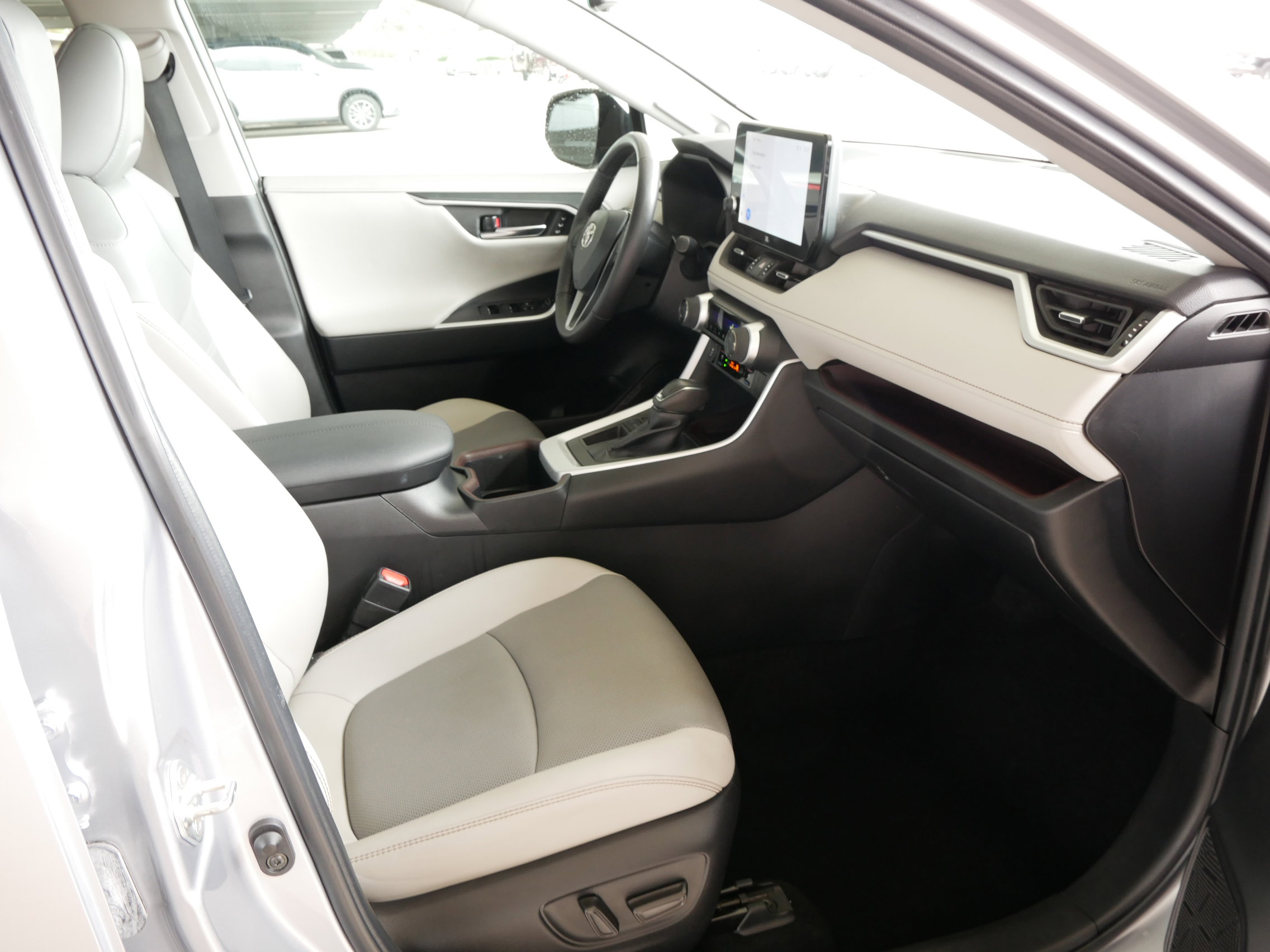 Used 2023 Toyota RAV4 Limited image 10