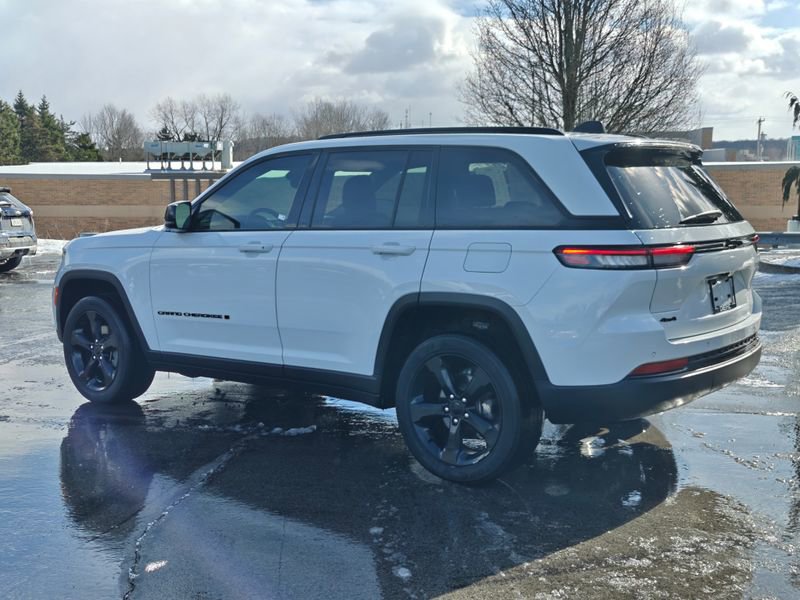 Used 2023 Jeep Grand Cherokee Altitude image 8