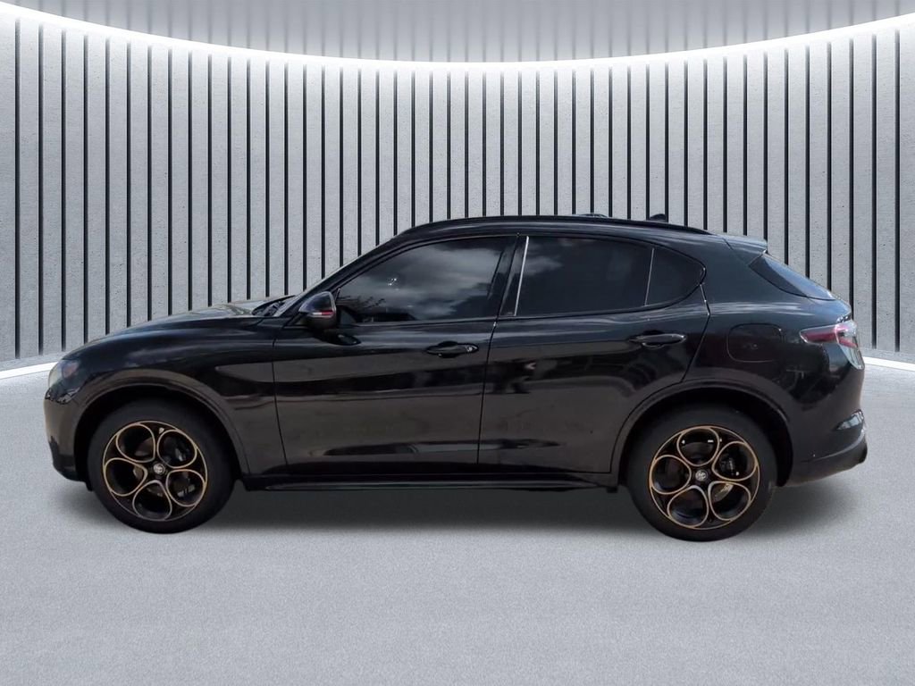 Used 2025 Alfa Romeo Stelvio Sprint image 14