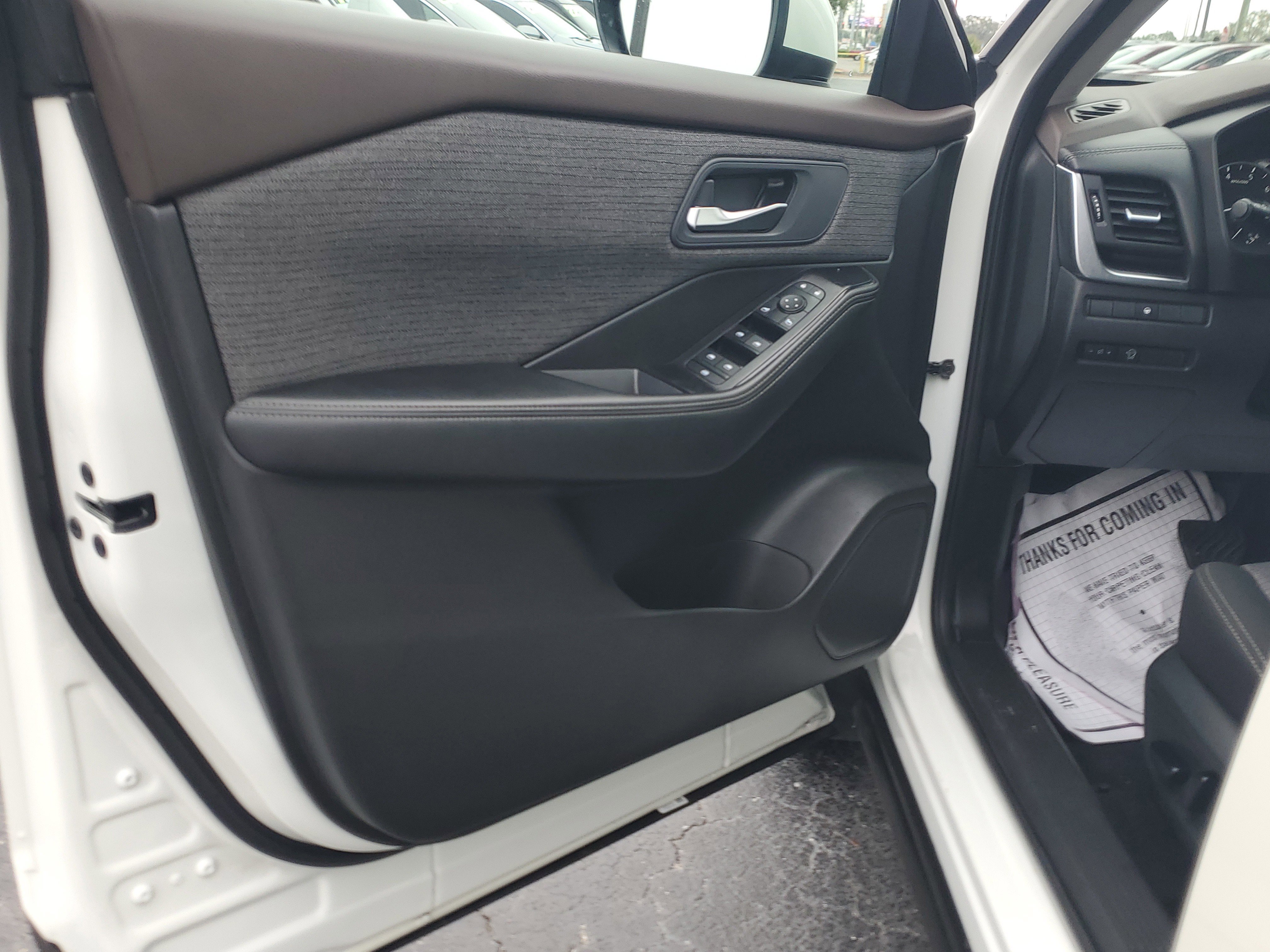 Used 2023 Nissan Rogue SV image 16