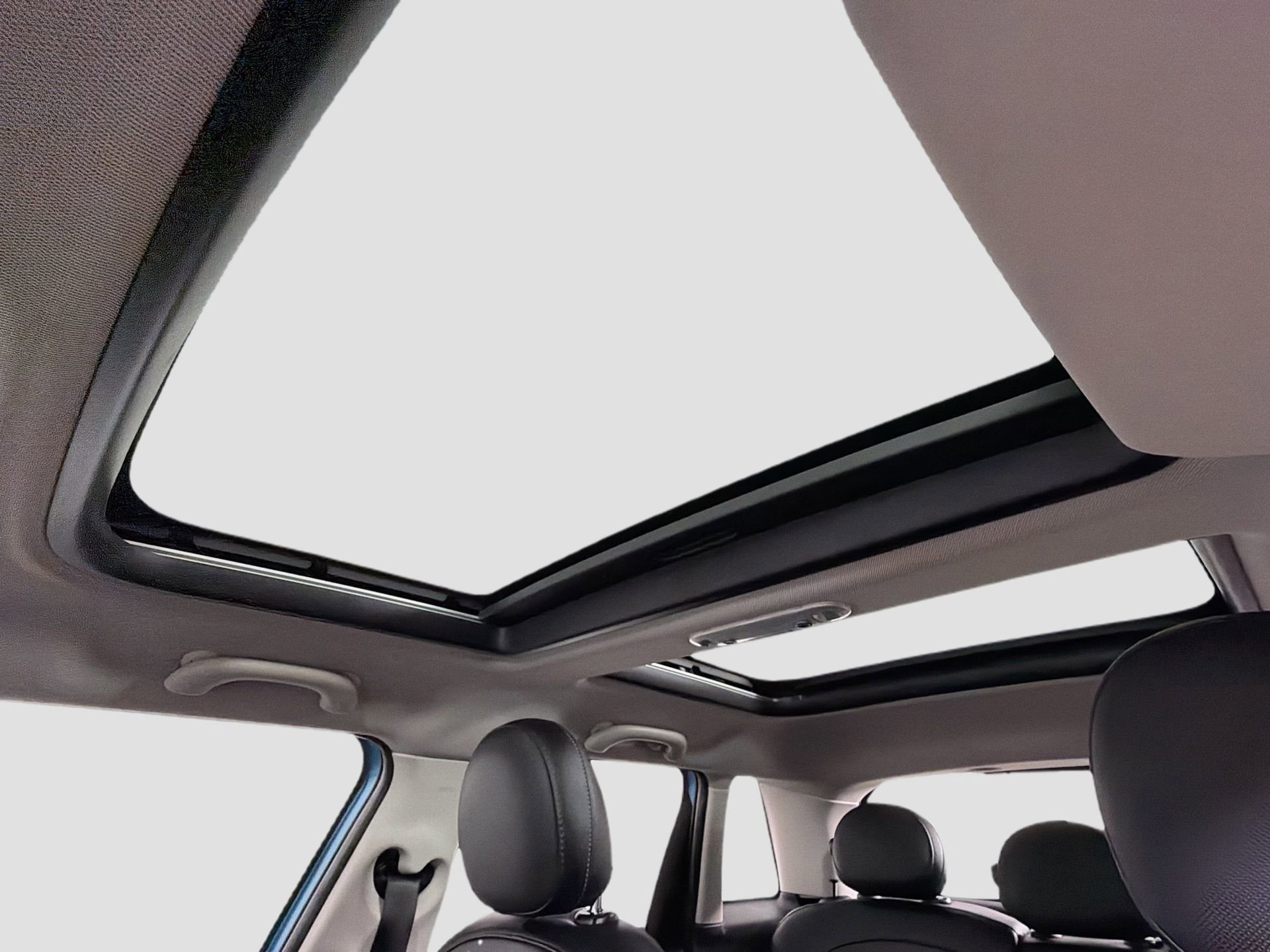 Used 2019 MINI Cooper 4-Door Hardtop w/ Storage Package image 24