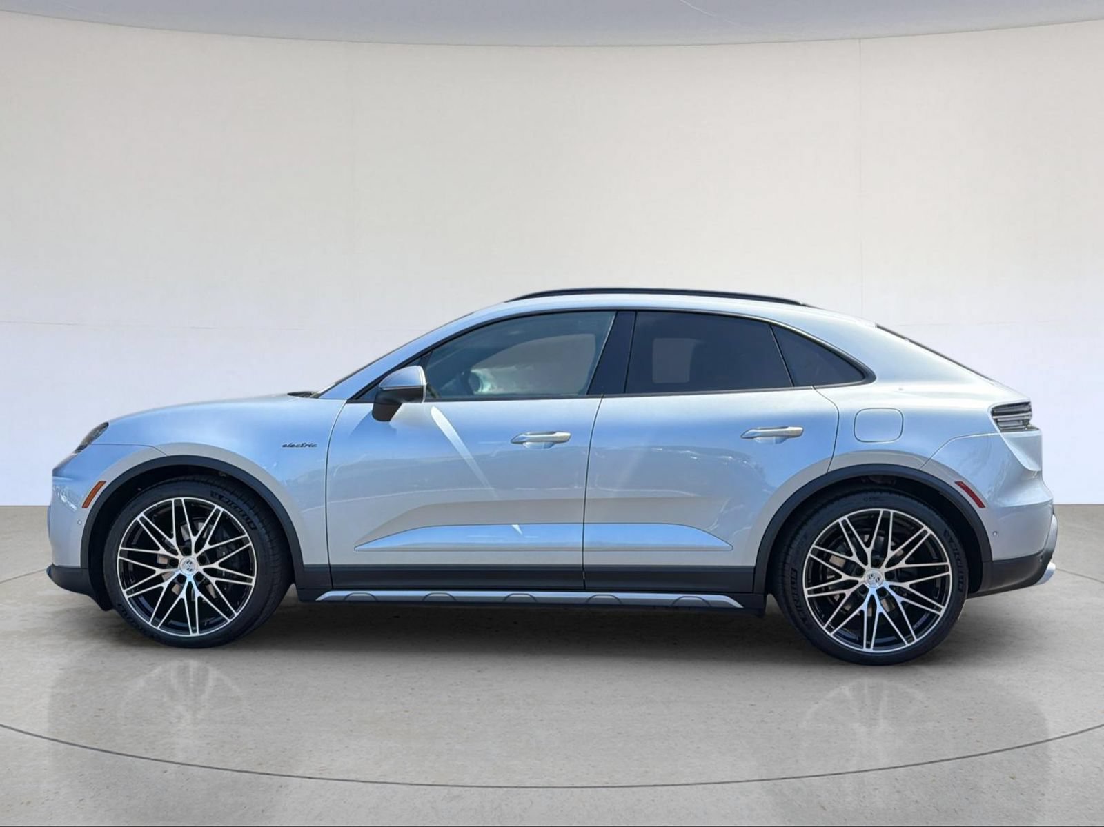 New 2026 Porsche Macan 4 Electric AWD/4WD image 2