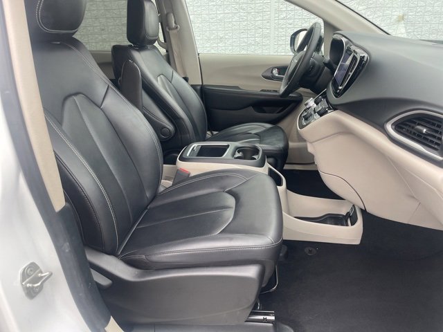 Used 2024 Chrysler Pacifica Touring-L image 15