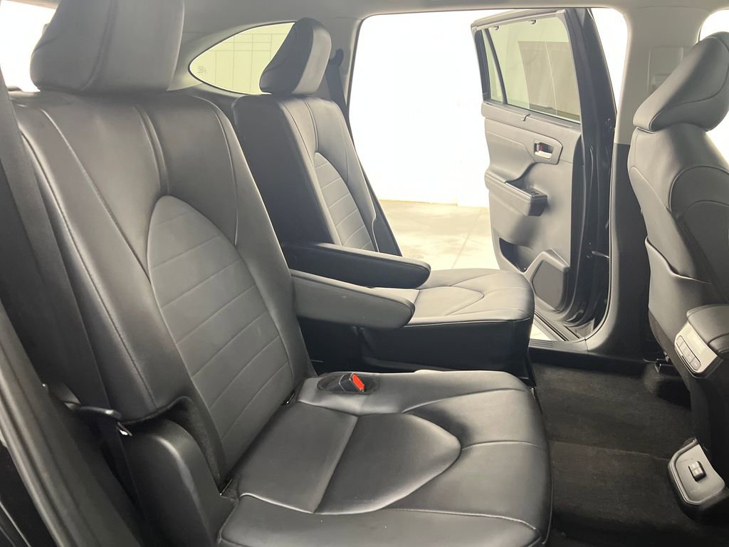Used 2025 Toyota Highlander XLE FWD image 19