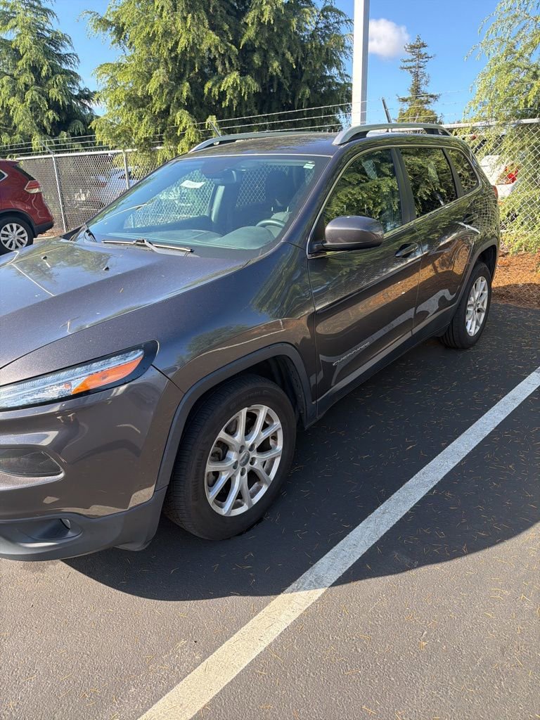 Used 2017 Jeep Cherokee Latitude image 2