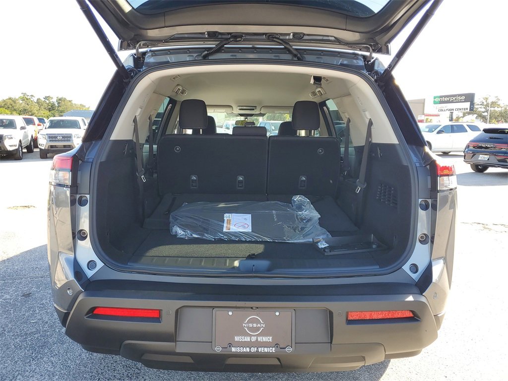 New 2025 Nissan Pathfinder SV image 3