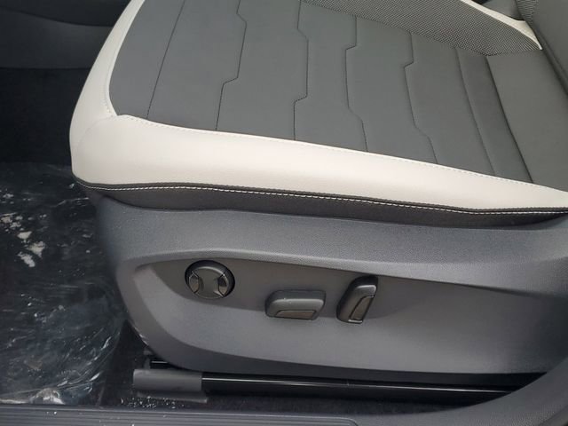 New 2026 Volkswagen Taos SE image 13