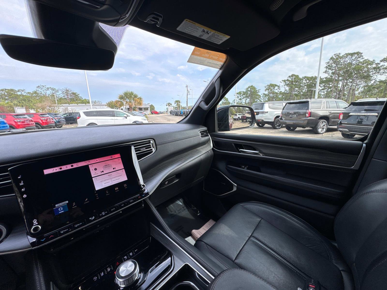 Certified 2024 Jeep Wagoneer Series II w/ Flexible Seating Group RWD image 27