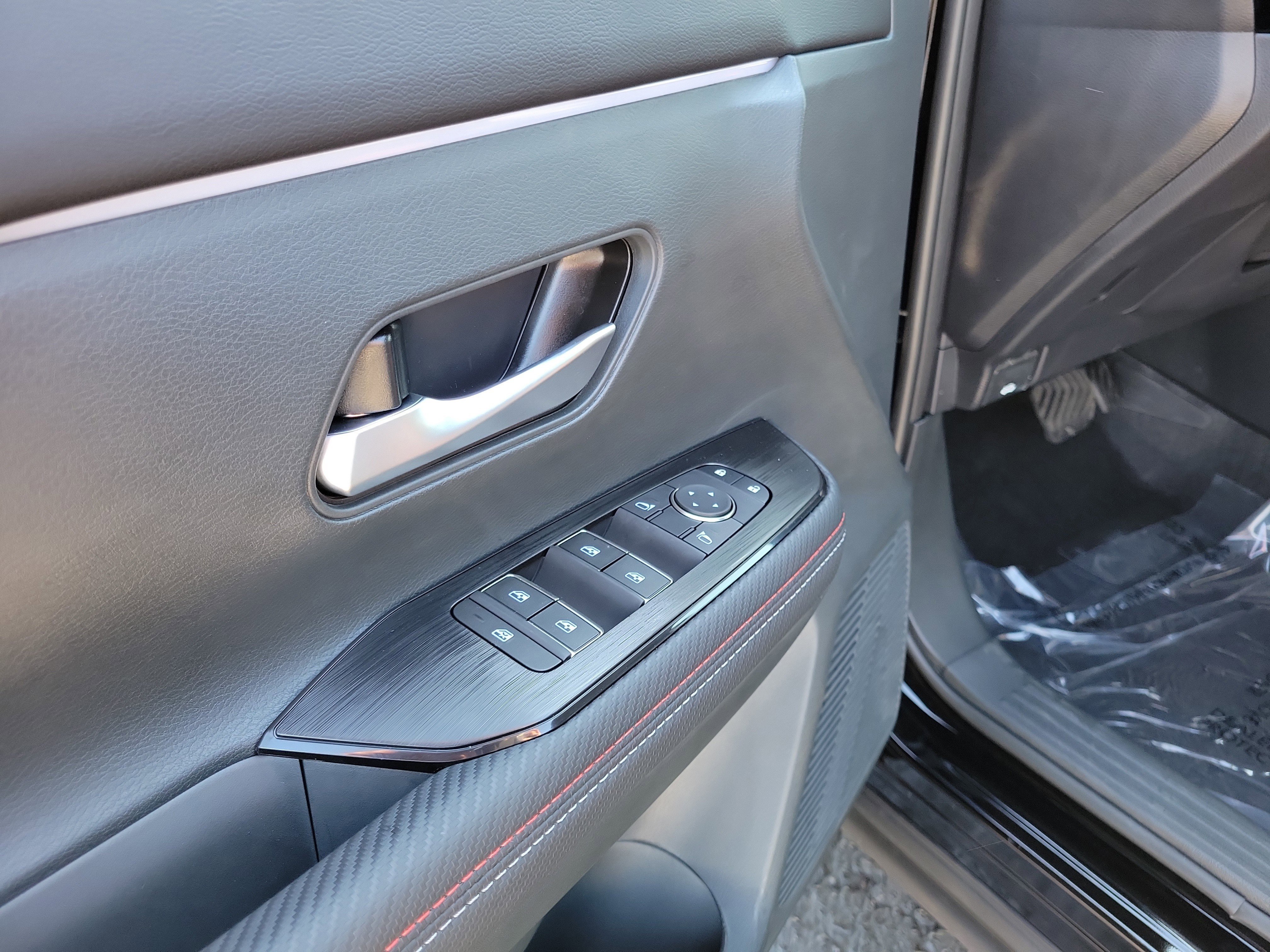 New 2026 Nissan Kicks SR w/ Cold Weather Package image 18