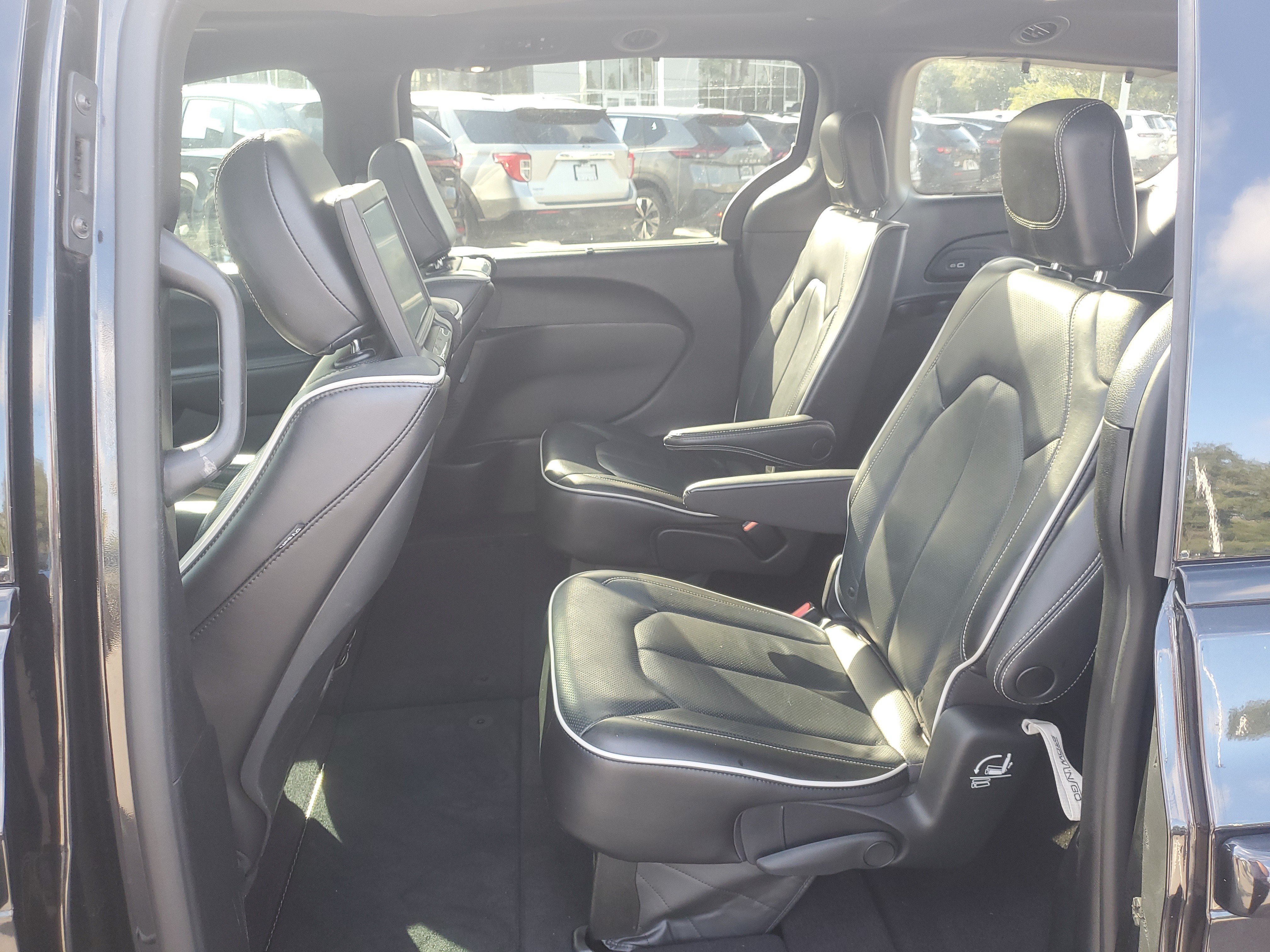Used 2022 Chrysler Pacifica Limited w/ Uconnect Theater Family Group AWD/4WD image 9