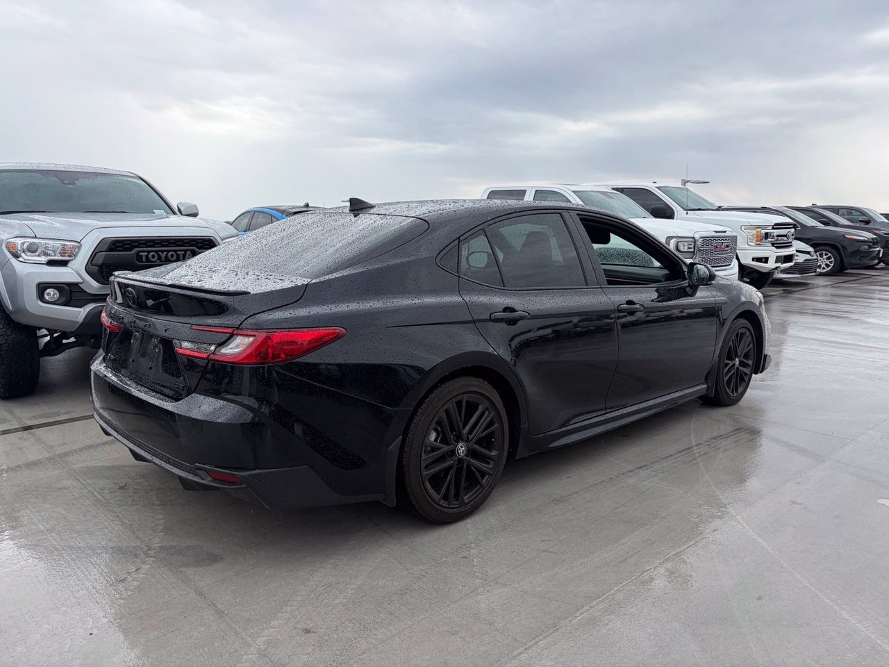 Used 2025 Toyota Camry SE FWD image 3